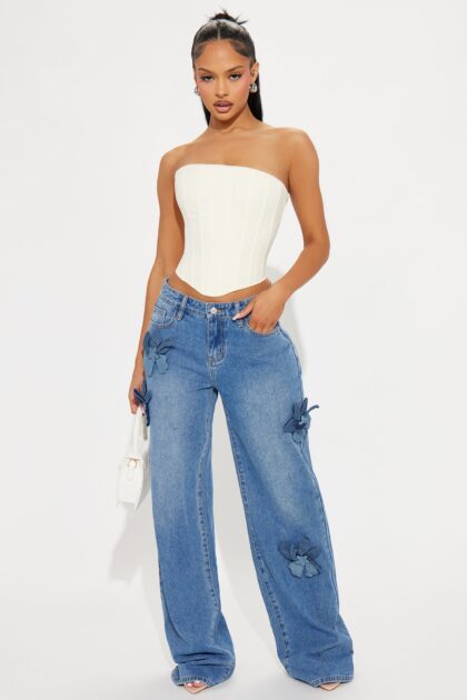 بنطلون جينز واسع "Tall Floria" بتطريز زهور - غسيل متوسط (طويل)