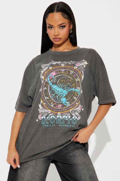 تيشيرت "سكوربيو سيزن" واسع مغسول - فاحم