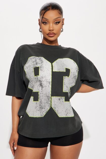 تيشيرت "ذا بيج 93" مغسول - أسود باهت