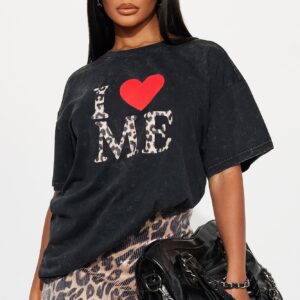 تيشيرت “آي لوف مي” واسع بطبعة نمر – أسود