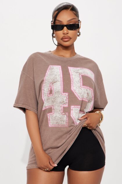 تيشيرت مغسول برقم 45 - بني