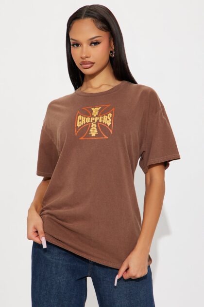 تيشيرت ويست كوست تشوبرز بطبعة ثعبان مغسول - بني