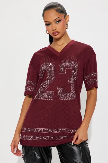 تي شيرت جيرسي مُرصّع '23 راينستون' - خمري