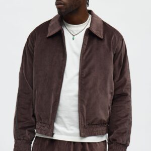 جاكيت قصير مخمل صناعي بسحاب وتفاصيل دقيقة – بني