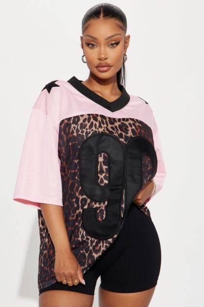 تي شيرت رياضي (جيرسي) 'بي وايلد' - وردي/مُشَكَّل