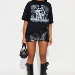 تيشيرت عصابة القطط بياقة دائرية – أسود