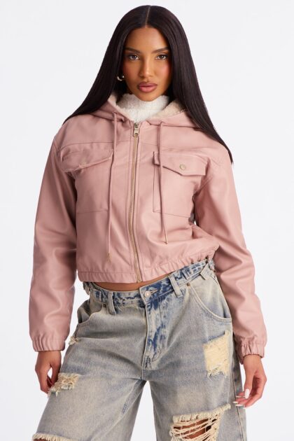 جاكيت جلد صناعي "سامي" بغطاء رأس فرو - أحمر خدود