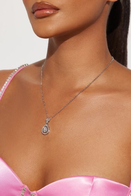 قلادة "سليبريشن تايم" - فضي