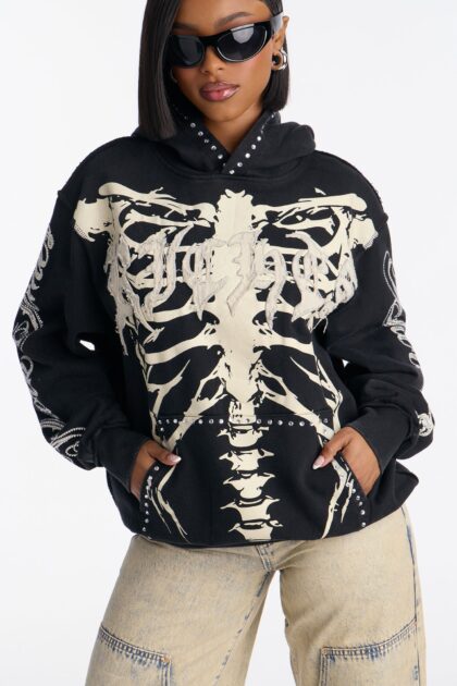 سويت شيرت هودي مرقع بأحجار الراين (أوقات مظلمة) - أسود