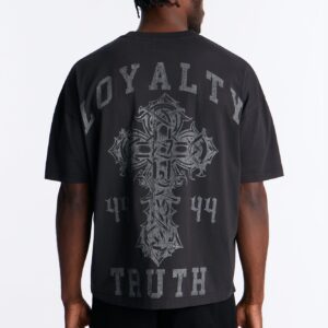 تيشيرت “لويالتي تروث” بأحجار الراين وقصة واسعة – أسود باهت