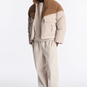 جاكيت بافر بألواح فرو صناعي بارزة – بيج