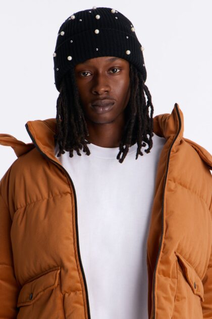 قبعة بيني مضلعة مزينة باللؤلؤ - أسود