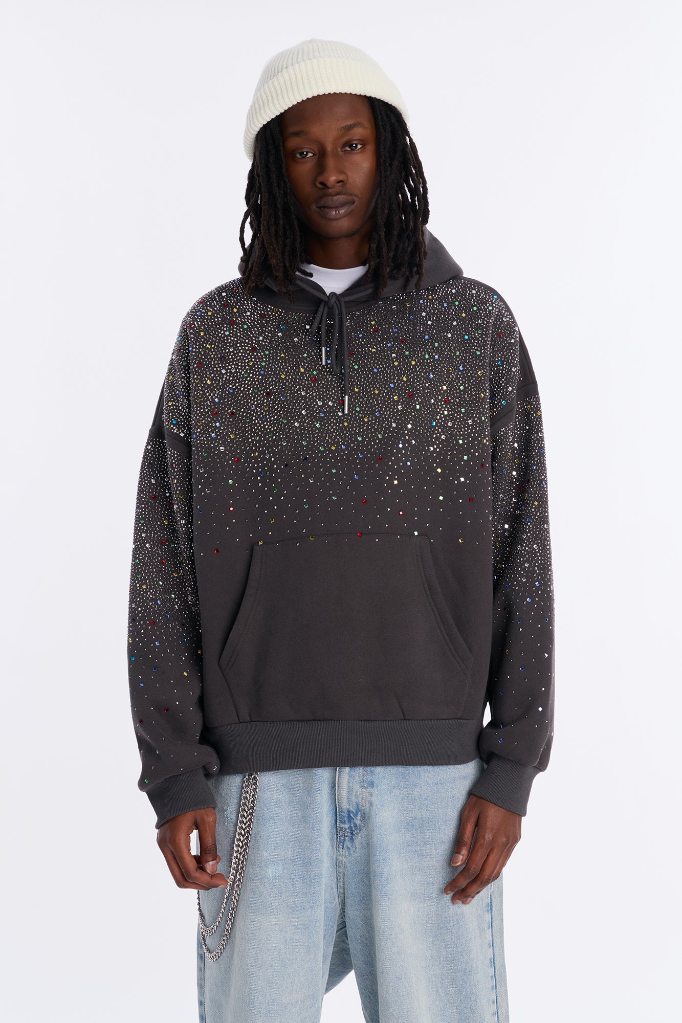 11-20-25_S9_64_FNM82651_Charcoal_LR_DJ_15-45-48_37055_SKS.jpg هودي واسع مرصع بالكريستال - رمادي داكن (فحمي)