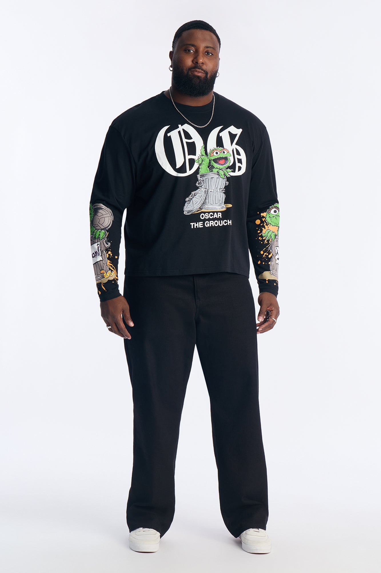 ⁦تيشيرت "سمسم ستريت أوسكار" بأكمام طويلة وقصة واسعة - أسود مغسول⁩ - الصورة ⁦5⁩