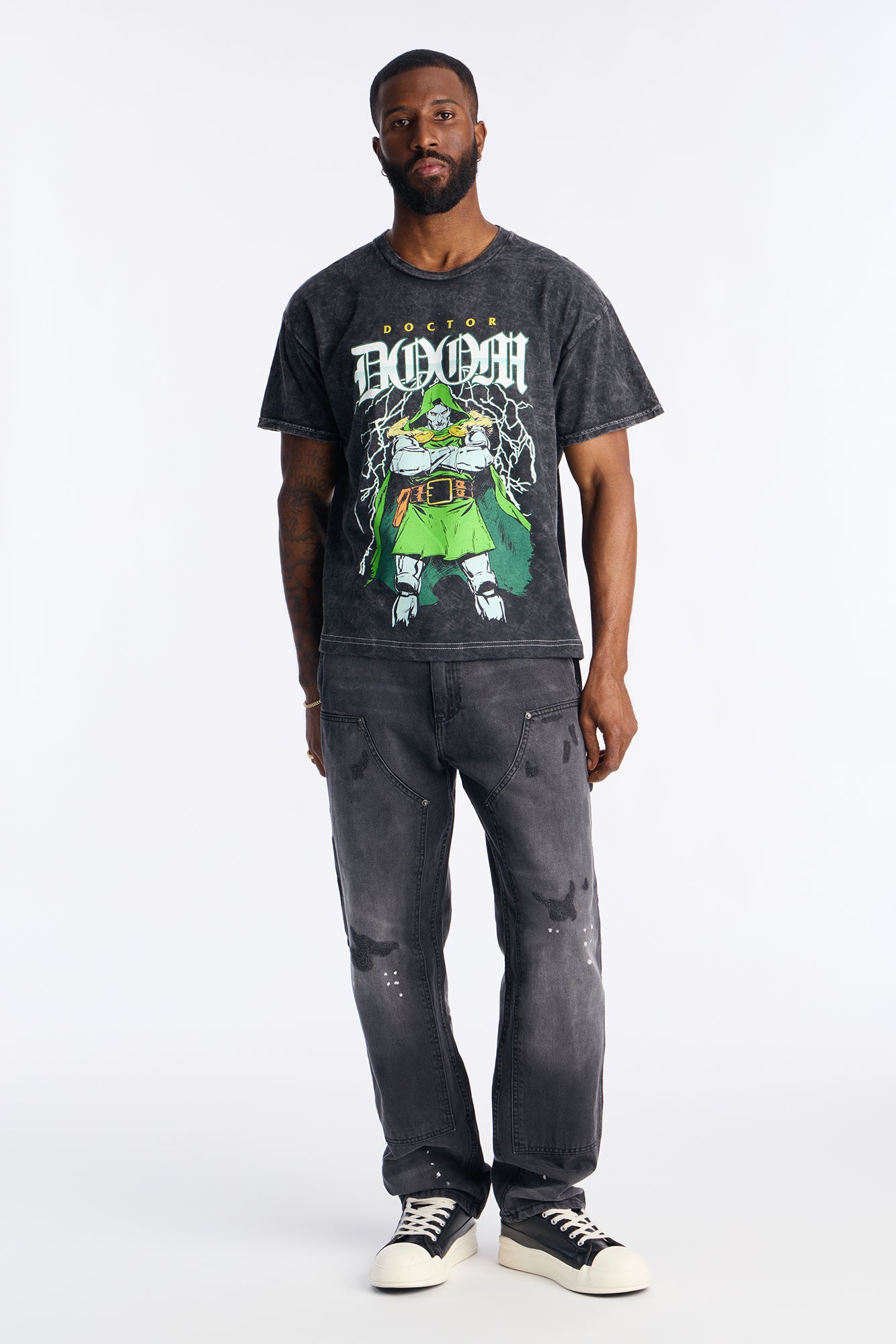 11-28-25_S8_7_MCN095EMNFS_BlackWash_LR_DJ_11-43-48_36049_SKS.jpg تيشيرت "مارفل دكتور دووم" فينتيج بقصة واسعة - أسود مغسول - الصورة 2