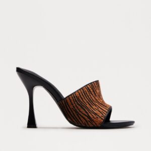 حذاء “كاريمي” بكعب وطبعة حيوانات – أسود