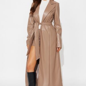 طقم شورت ومعطف ترنش جلد “كيرا” – موكا