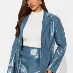 طقم تنورة وجاكيت جلد لامع “كايا” – أزرق