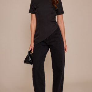 توب منسوج أسود بتصميم هيكلي وأطراف غير متماثلة