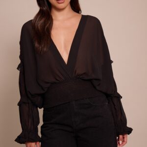 بلوزة شيفون سوداء بكشكش وفتحة صدر عميقة