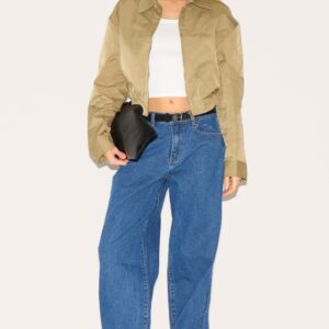 جينز أزرق داكن بخصر متوسط وأرجل مستقيمة