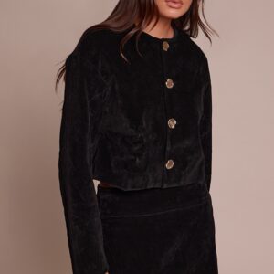 جاكيت سويد أسود بياقة دائرية وأزرار ذهبية