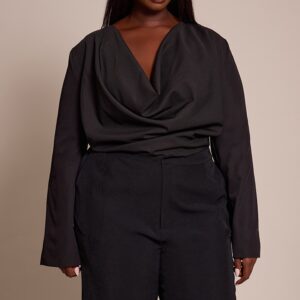 توب منسوج أسود بفتحة صدر عميقة وتصميم درابيه (مقاسات كبيرة)