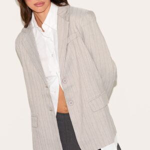 بليزر رمادي فاتح مقلم بتفاصيل قميص