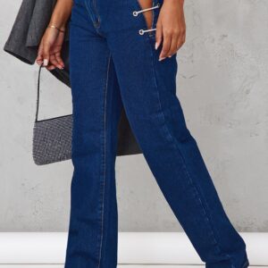 جينز أزرق داكن بأربطة جانبية مرصعة بالكريستال