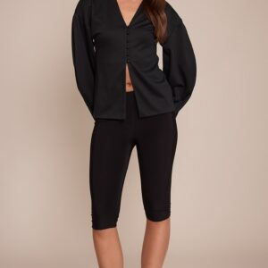 توب أسود بأكمام كوكون وأزرار أمامية