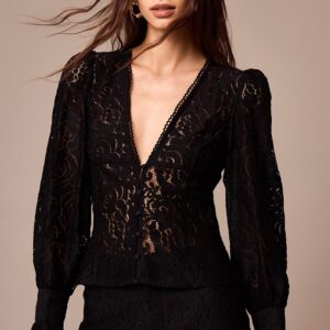 بلوزة دانتيل شفاف بفتحة صدر عميقة وأكمام منفوخة