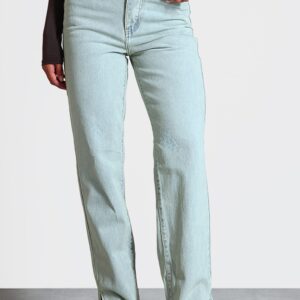 جينز أزرق فاتح بغسيل فينتاج وفتحة حاشية