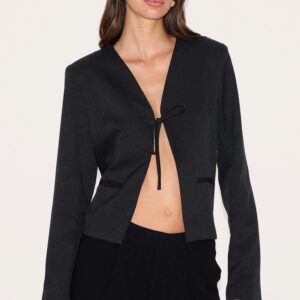 بليزر أسود “بوكسي” برباط أمامي