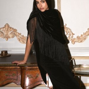 توب طويل مخمل أسود بتصميم كيب وأطراف شراشيب