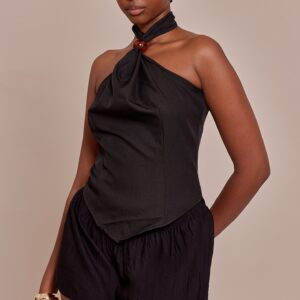 توب منسوج أسود بفتحة هولتر وتفاصيل خرز