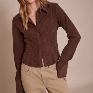 قميص مخملي مضلع بلون الشوكولاتة بقصة ضيقة