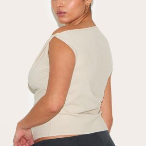 فيست محبوك أساسي مقاس كبير بلون الشوفان بياقة غير متماثلة وتفاصيل ملفوفة