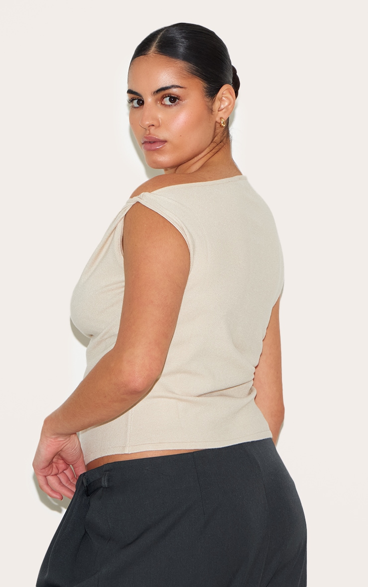 فيست محبوك أساسي مقاس كبير بلون الشوفان بياقة غير متماثلة وتفاصيل ملفوفة import placeholder for 1772007334 5 main