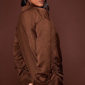 قميص ساتان بلون الشوكولاتة بفتحة رقبة عميقة