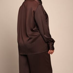 قميص مقاس كبير من الساتان المجعد بلون الشوكولاتة بقصة واسعة