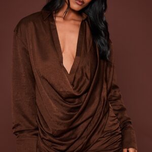 قميص ساتان بلون الشوكولاتة بفتحة رقبة عميقة