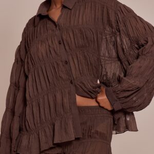 قميص شيفون بني داكن مكشكش