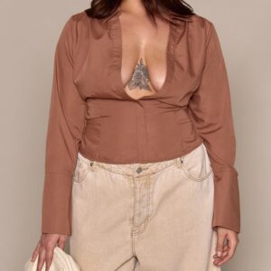 قميص مقاس كبير بلون الشوكولاتة بخصر مزموم ورباط