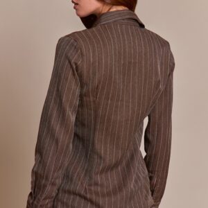 قميص بني مقلم منسوج بأزرار غير متماثلة