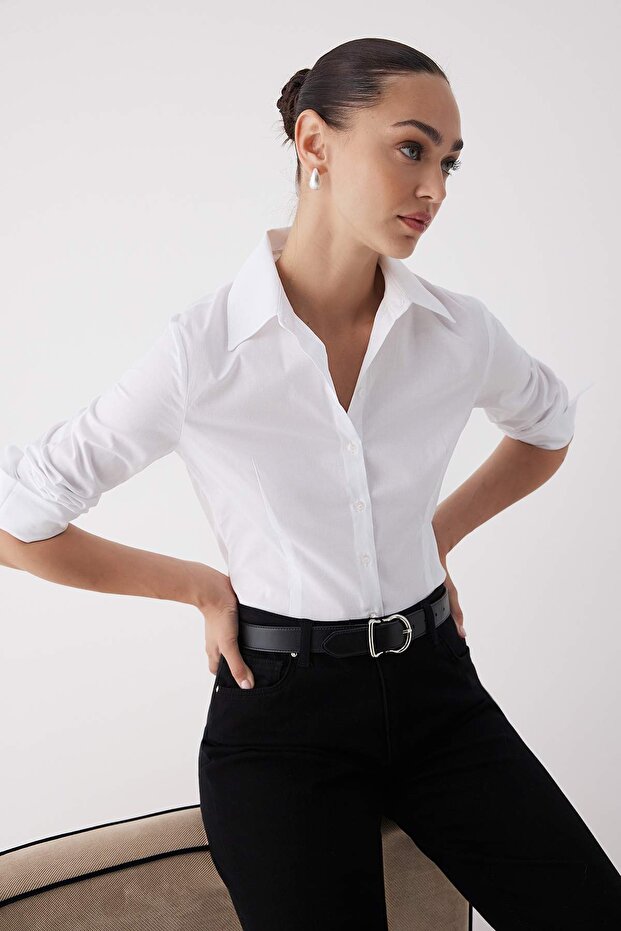 Wardrobe Essentials قميص أبيض قطني بقصة محددة خفيفة TWOAW26GO00022