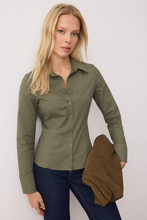 Wardrobe Essentials قميص كاكي قطني بقصة محددة خفيفة TWOAW26GO00022