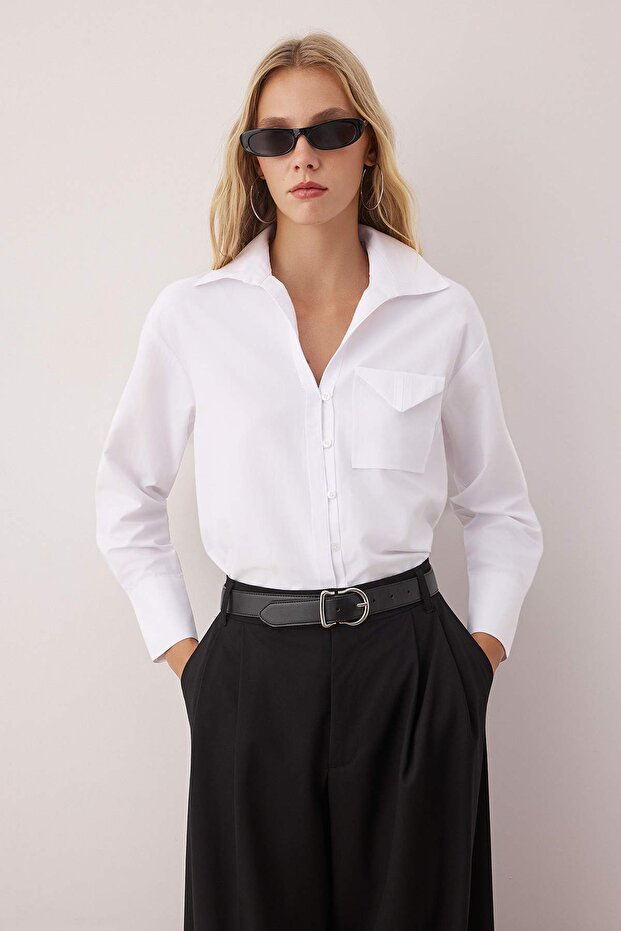 قميص أبيض بجيوب وأزرار أمامية TWOAW26GO00058