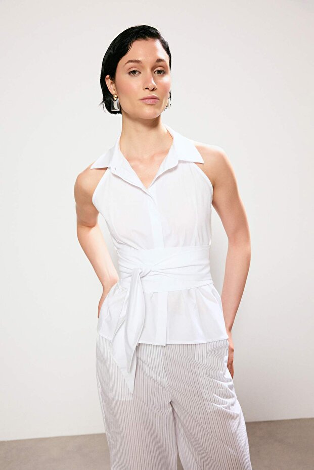 Trendyol Studio قميص أبيض بدون أكمام بياقة Halter وحزام بقصة محددة TWOSS26GO00146