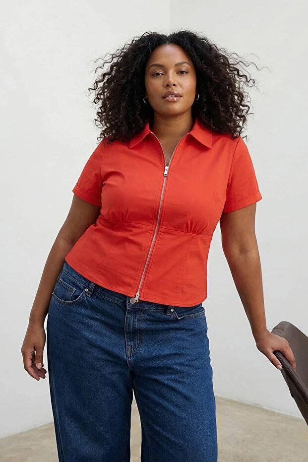 Curve قميص مقاسات كبيرة أحمر قصير الأكمام بسحاب عملي TBBSS25AX00015