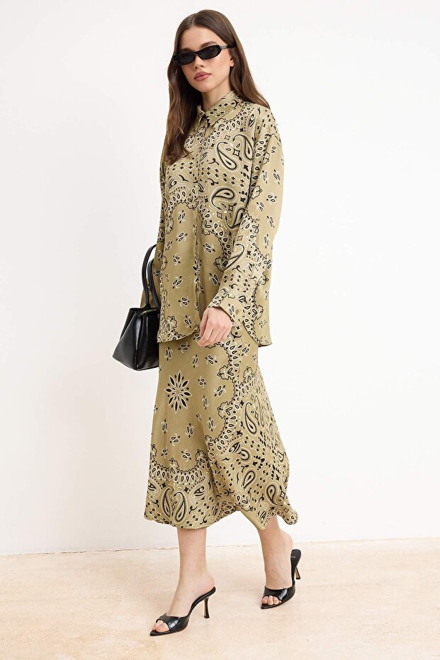 Modest قميص محتشم أخضر زيتي بنقشات إثنية ساتان أوفرسايز TCTSS26TG00040
